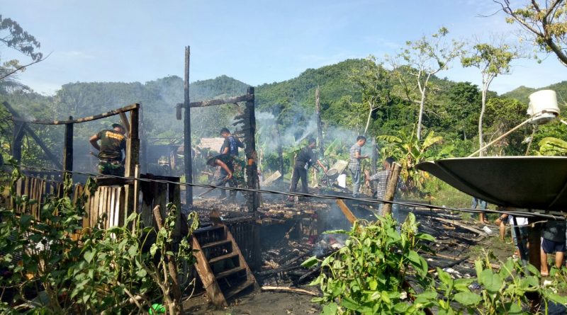 Bunyi ledakan bluk…!!! Rumah Andi Baso habis terbakar. – 2enam.com