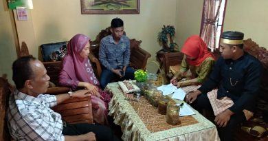 Salurkan Formulir C6, PPS Desa Sepabatu Gunakan Pakaian Adat Salurkan Formulir C6, PPS Desa Sepabatu Gunakan Pakaian Adat