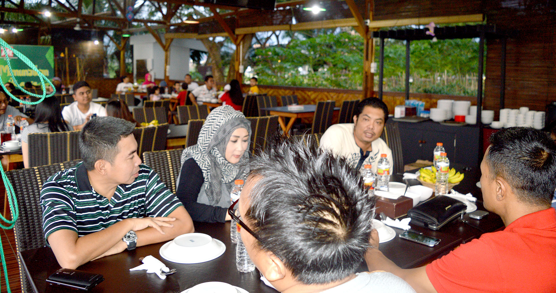 Jajaran Polda Sulbar saat menanti buka puasa di Ba’ge d’Maleo Hotel, Sabtu, 2 Juli 2016.