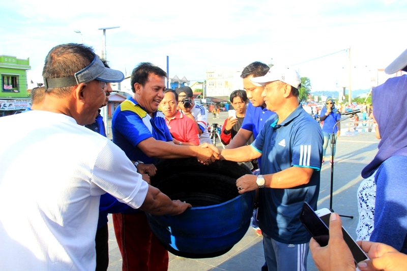 Peduli Gerakan Mamuju Mapaccing, DPRD Mamuju Serahkan 1.333 Tempat Sampah