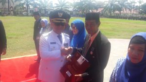 20160817_102048 Penyematan Satya lencana Karya Satya PNS Mamuju