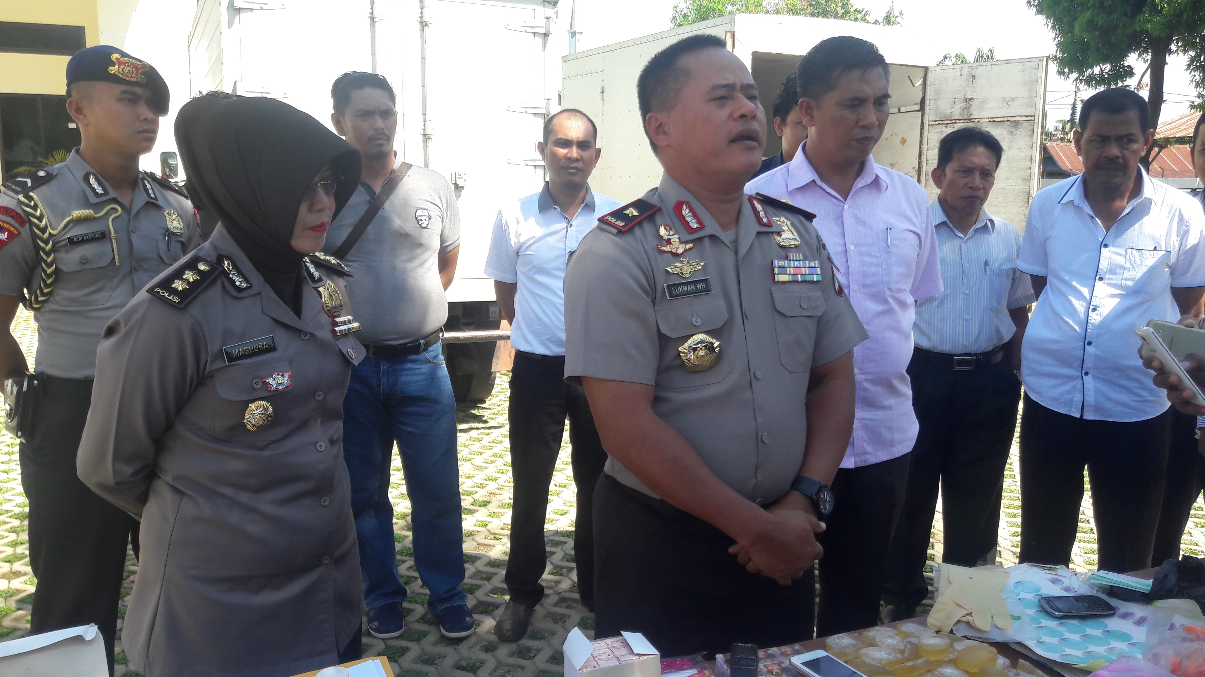 Polda Sulbar Press Release Pengedar dan Pembuat Kosmetik Palsu