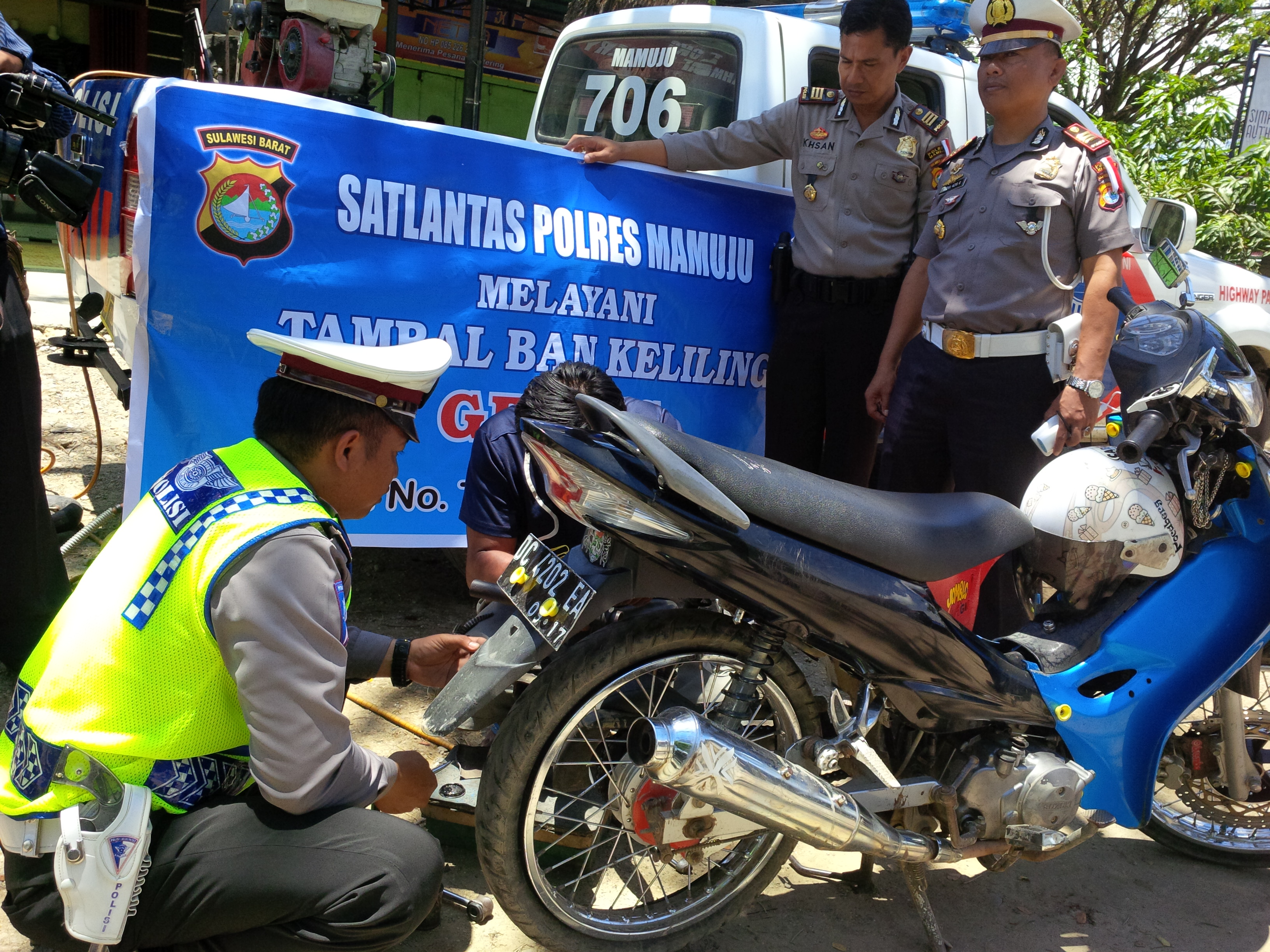 Satuan Lantas Polres Mamuju Layani Tambal Ban Gratis