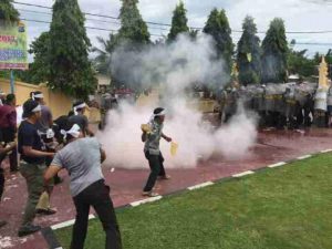 Demo Pilgub di Matra, Massa dan Polisi Bentrok