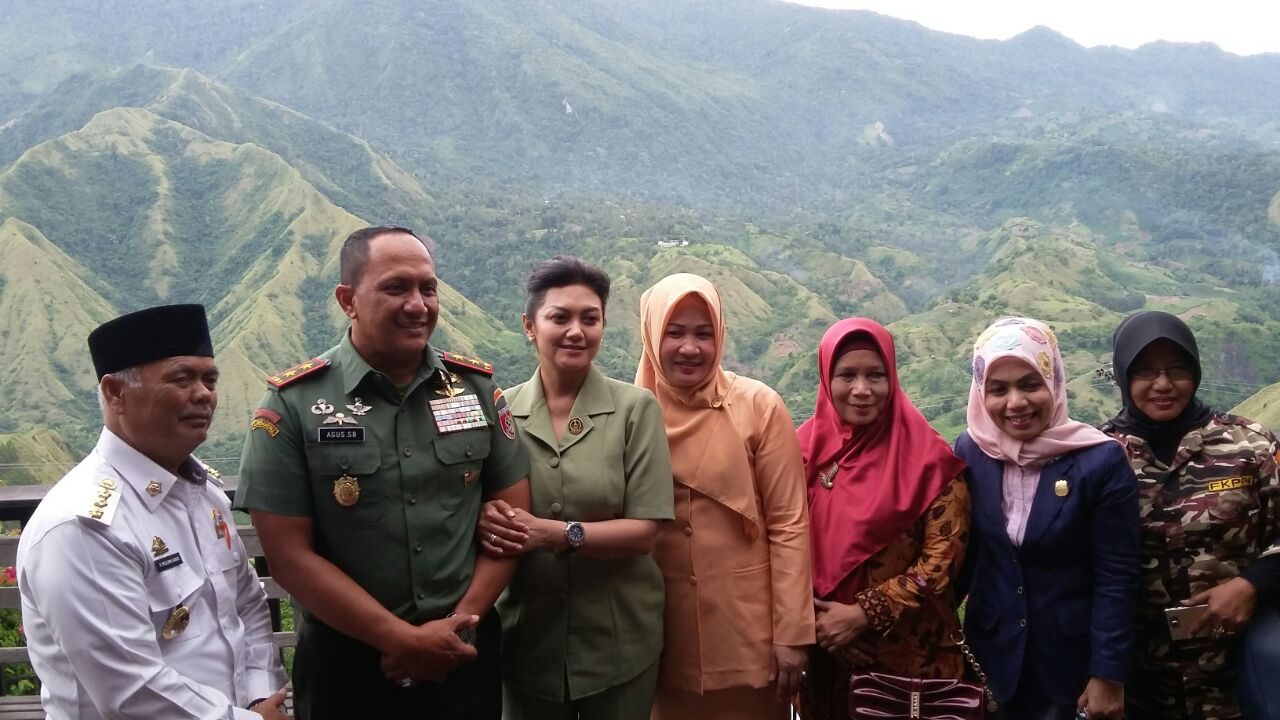 PANGDAM VII DAN NY. BELLA AGUS SURYA BAKTI NIKMATI KEINDAHAN GUNUNG NONA