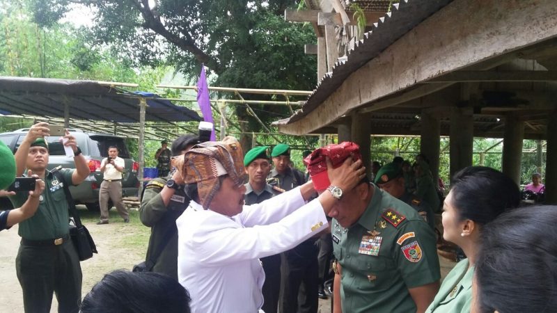 PANGDAM VII DIANUGERAHI GELAR LONDONGKILAKNA SULAWESI
