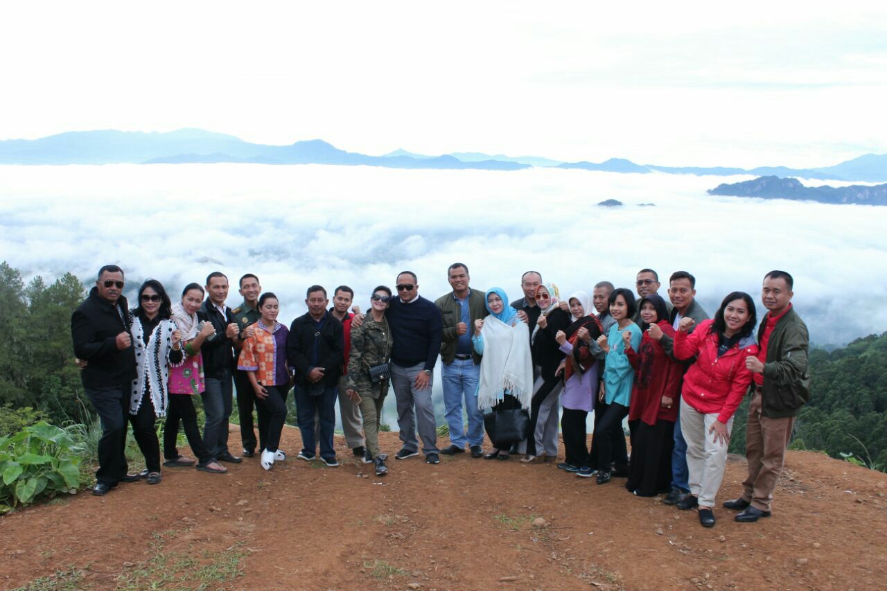 PANGDAM DAN IBU BELLA AGUS SURYA BAKTI JELAJAHI " NEGERI DI ATAS AWAN "