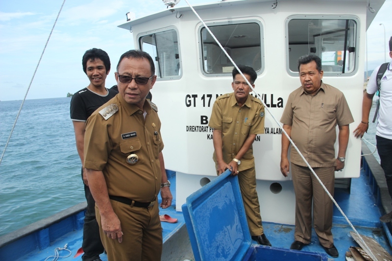 PENYERAHAN BANTUAN KAPAL KE BUMDES BALAK-BALAKANG