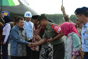 DANREM 142 SAMBUT KEHADIRAN WAPRES DAN NY. HJ. MUFIDAH JUSUF KALLA