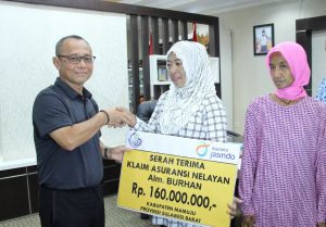 IMG_5993 Bupati Mamuju Serahkan Samtunan 320 juta Kepada Dua Keluarga Nelayan