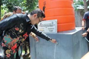 Wakil Bupati mamuju beserta kepala perwakilan BI Sulbar meninjau dan mengetes penampungan air Pipanisasi dan Sosialisasi Uang Rupiah