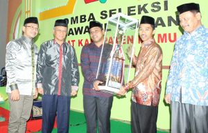 tropi juara umum diserahkan kepada camat mamuju STQ ; Kalumpang Raih Predikat Terbaik