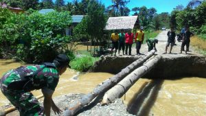 Atasi Banjir Babinsa Buat Jembatan