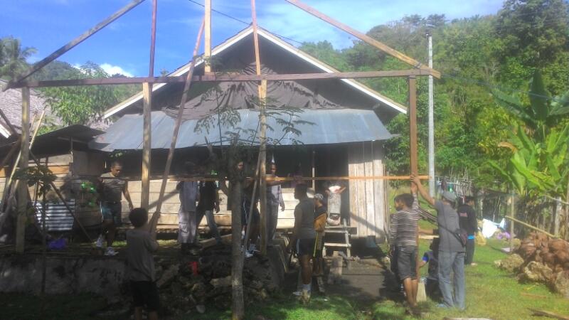 Korem 142 Bantu Dirikan Rumah