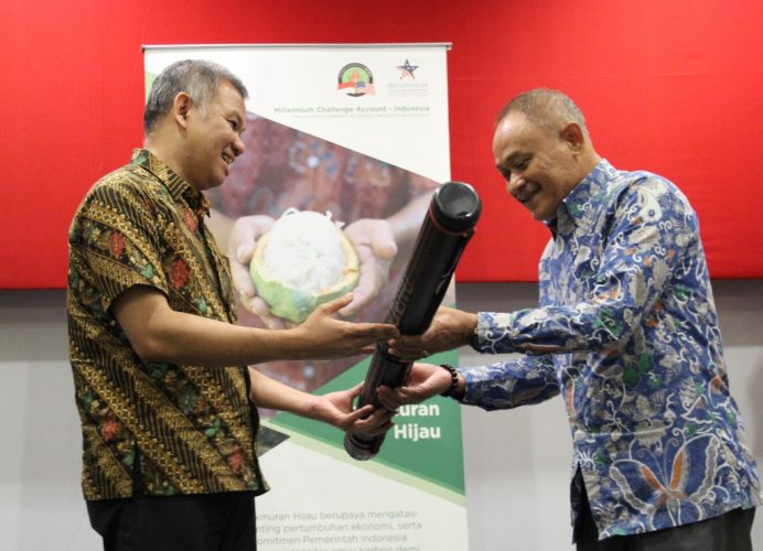 MCA-Indonesia Serahkan Peta Batas Desa Bonehau ke Pemkab Mamuju