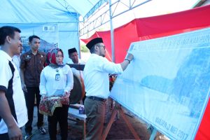 Wakil Bupatai mamuju saat Penandatanganan komitmen bersama Pencanangan Kampung KB Di Dusun Malolo, Desa Kalukku Barat, Kecamatan Kalukku Rabu 3 Mei Peningkatan Kualitas Hidup Melalui Kampung KB