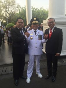 Gubernur Sulbar Ali Baal Masdar diapit oleh Bupati Matra Agus Ambo Djiwa (Ketua Tim Pemenangan ABM-Enny) dan Anggota DPRD Sulbar Abdul Rahim (Sekretaris Tim Pemenangan ABM-Enny). Agus Minta ABM Aktif Berkomunikasi dengan Para Bupati