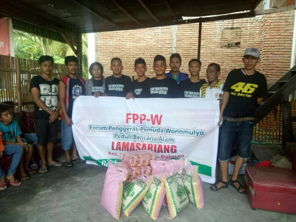 Pemuda Wonomulyo Bantu Korban Kebakaran Pemuda Wonomulyo Bantu Korban Kebakaran