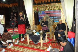 IMG_6796 Sitammu Uju’ Tentukan Pin Lambang Adat Mamuju