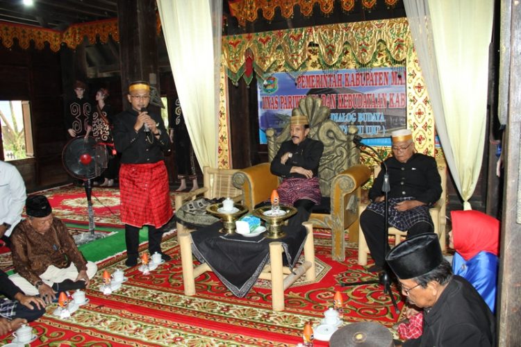 IMG_6796 Sitammu Uju’ Tentukan Pin Lambang Adat Mamuju