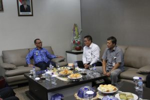Bupati Mamuju Habsi Wahid saat berbincang dengan perwakilan dari Kemenpanrb di Ruang Kerja Bupati Mamuju Senin (17 07 2017) Mamuju Siap Jadi Percontohan Pelayanan Masyarakat