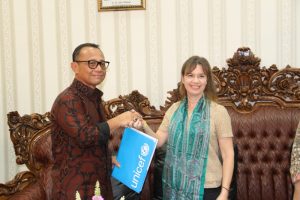 Bupati Mmauju Habsi Wahid saat menerima cendramata dari Amanda Besex Chief kepala perlindungan anak Unicef jakarta, di Sapota Rujab Bupati Mamuju Selasa malam, 11 Juli 2017 Unicef Ke Mamuju, Pemkab Siap Jalankan Program Baru