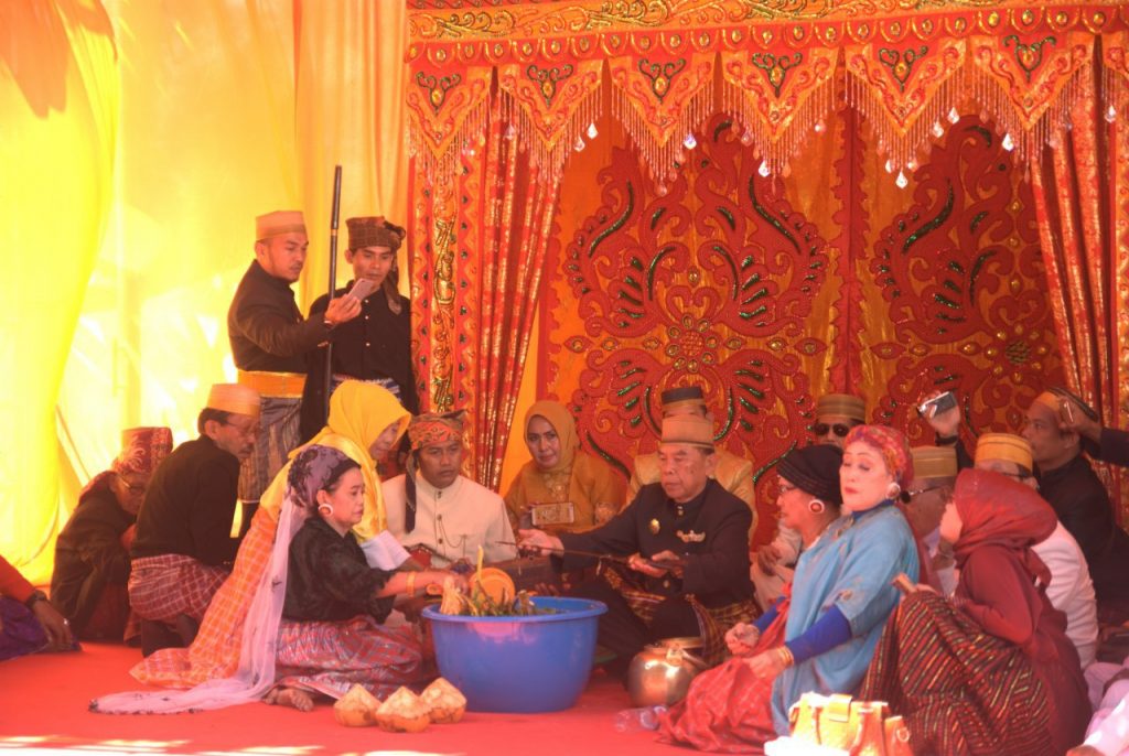 Kasrem 142 Tatag Hadiri Pencucian Pusaka Kerajaan Mamuju Kasrem 142 Tatag Hadiri Pencucian Pusaka Kerajaan Mamuju