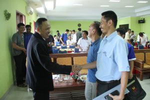 pemberian selamat kepada ketua koni Mamuju terpilih Samiran Terpilih Aklamasi Memimpin Ketua KONI Mamuju