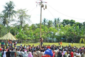 IMG-20170813-WA0056 Permainan Rakyat Wujud Keakraban Danrem Dengan Warga Rangas