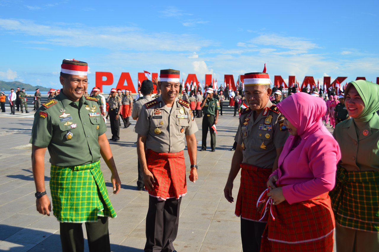 Korem dan Polda " Merah Putihkan" Anjungan Pantai Manakarra