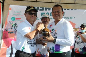 IMG_2765 Gowes Pesona Nusantara, Bupati Serahkan Tanah Air Mamuju