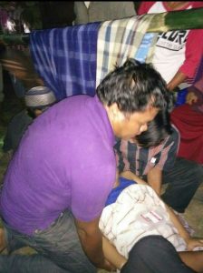 20170908_164152 Ibu Hamil Warga Desa Salumanu Ditandu Pakai Sarung Ke Puskesmas