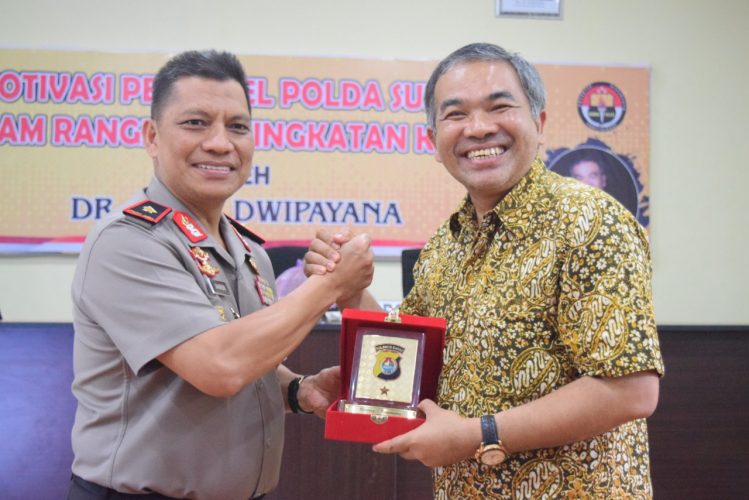 DR. Aqua Dwipayana M.I. Kom, Memotivasi Jajaran Polda Sulbar.