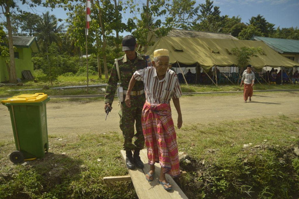 Warga" SERBU " Bakti Sosial Hut TNI Ke- 72 di Makorem 142 Tatag