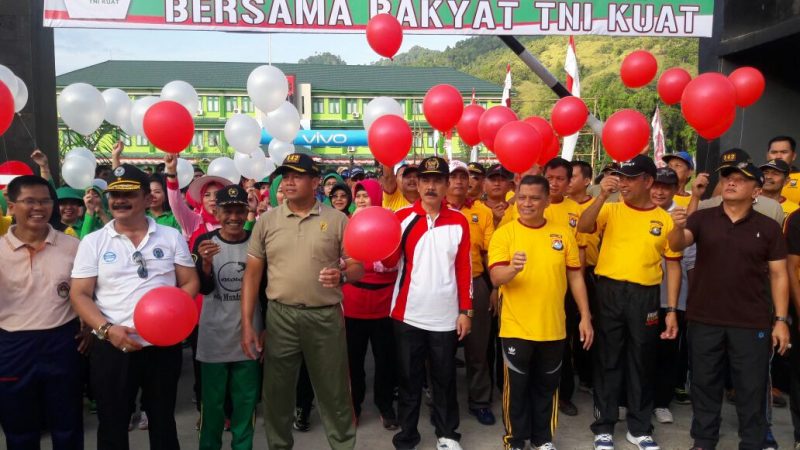 Pelepasan Balon Warnai Jalan Sehat Hut TNI Ke- 72 Korem 142 Tatag