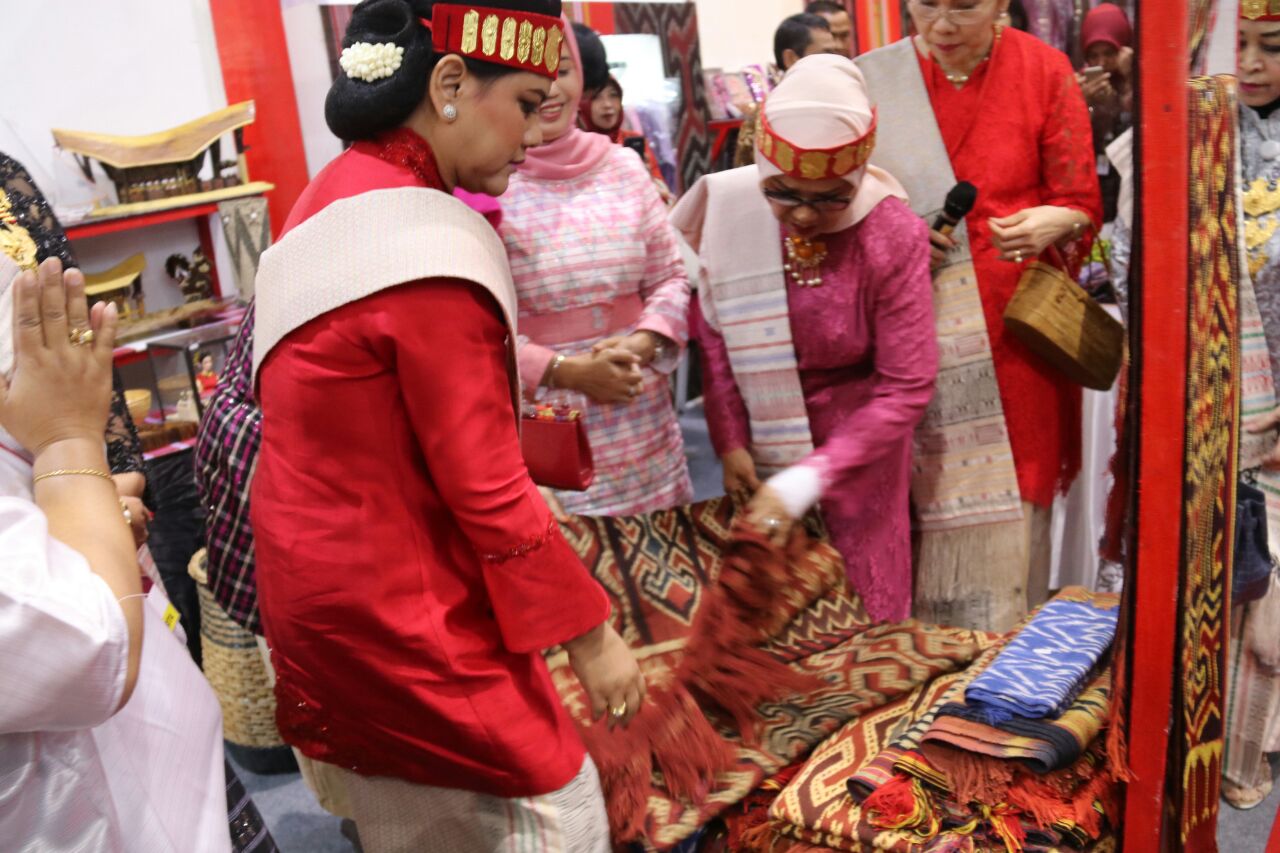 Iriana Jokowi Kunjungi Stand Pameran Kriyanusa 2017