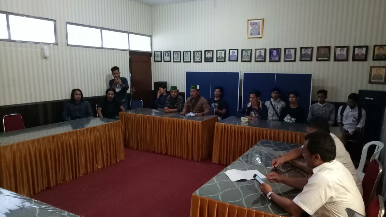 Usut Kejelasan Kasus Korupsi di DPRD Sulbar, HMI Cabang Manakarra Datangi Kejari Mamuju