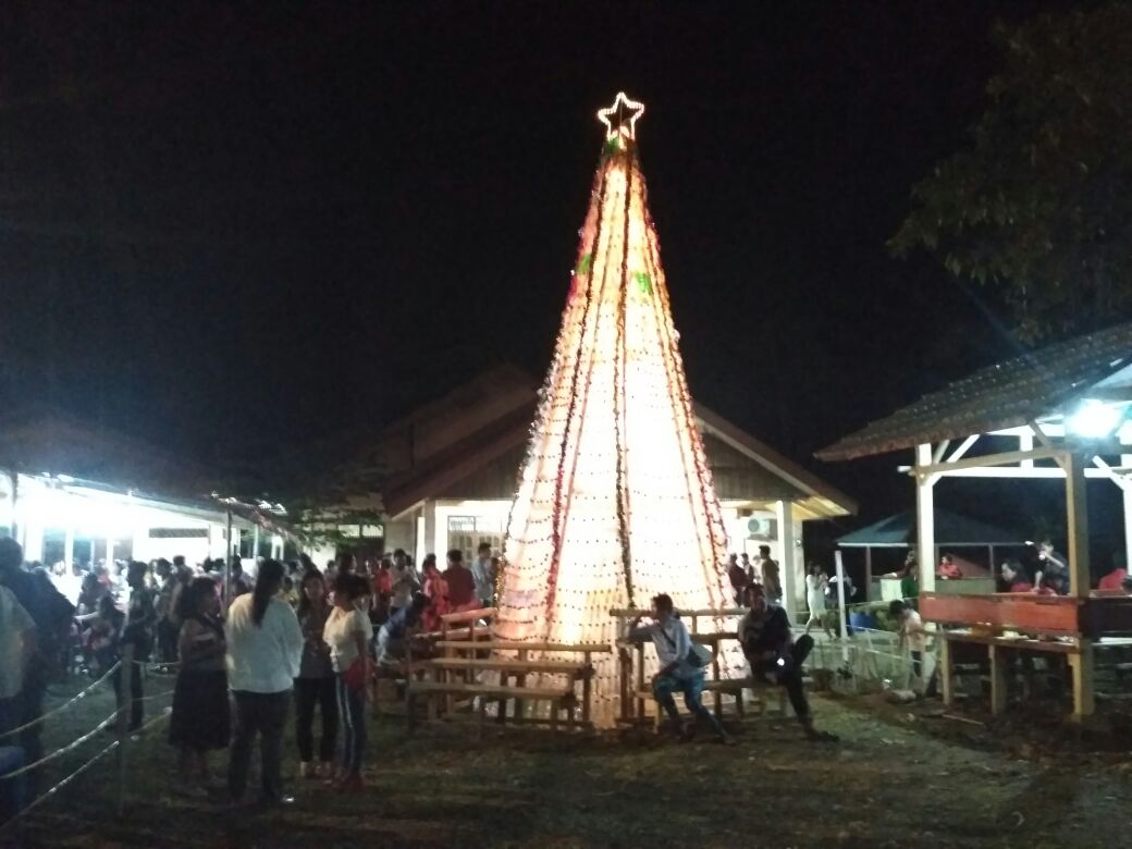 Pohon Natal Dari Botol Bekas Meriahkan Halaman Gereja Santa Maria Mamuju