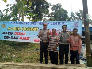 Satlantas Polres "Metro" Mamuju Sebar Spanduk Himbauan Di Area Rawan Kecelakaan