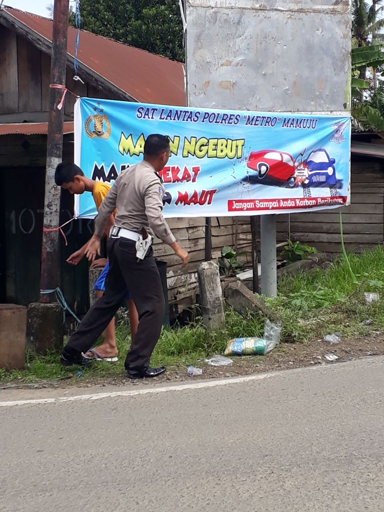 Satlantas Polres "Metro" Mamuju Pasang Spanduk Dan Alihkan Jalan Malam Pergantian Tahun