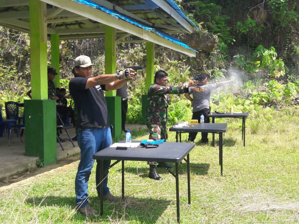 Personil Polres dan Kodim 1418 Mamuju Gelar Latihan Menembak