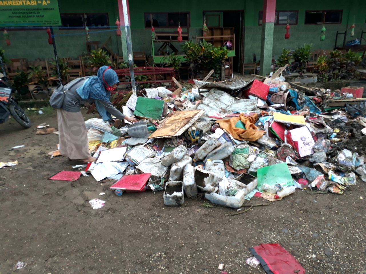 Ribuan Buku Pelajaran Terendam, Siswa Belajar Seadanya