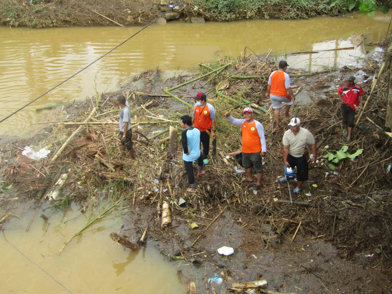 Sampah Banjir Bandang Menumpuk di Kolong Jembatan Karema
