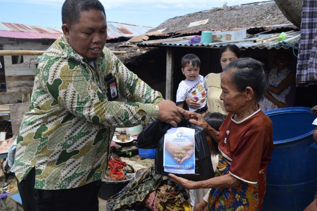 Ombudsman Sulbar Salurkan Bantuan dan Pantau Pelayanan Pemerintah Terhadap Korban Banjir