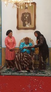 Enny Anggraeni Dapat Gelar dari Keraton Surakarta