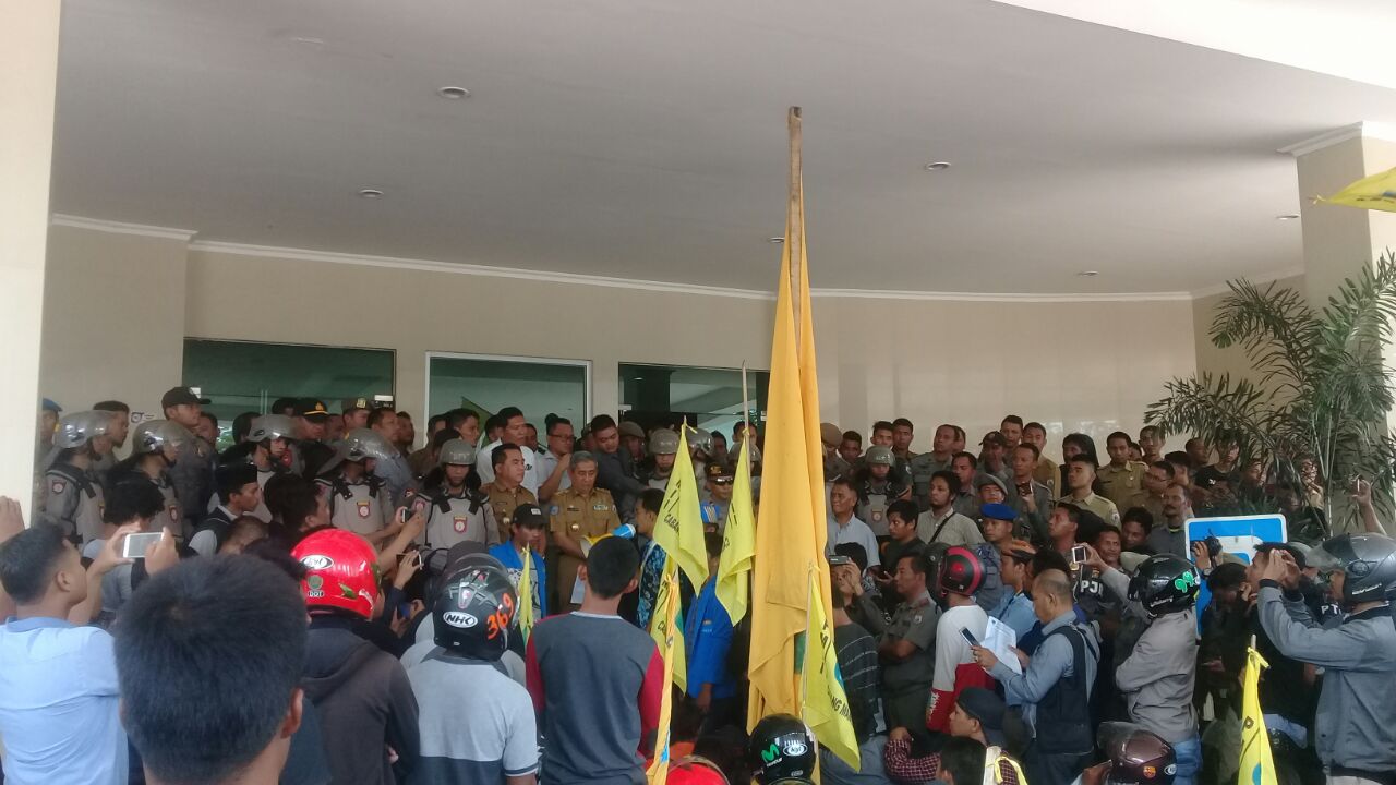 PMII dan Nelayan Mamuju Demo di Kantor Gubernur Sulbar