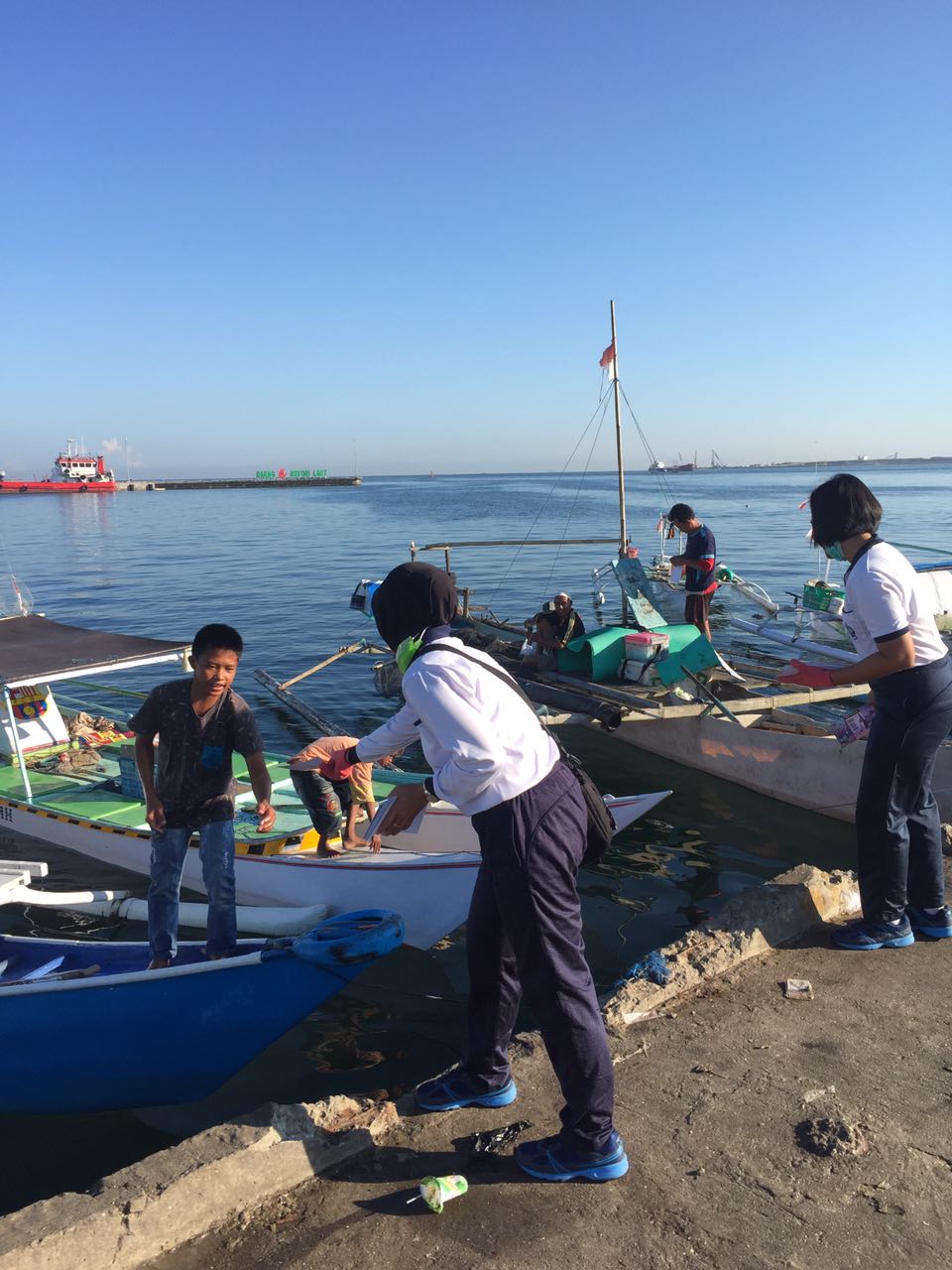 Kowal Cantik Lantamal VI Kampanyekan “Stop Kotori Laut “ di Sepanjang Pinggir Jalan Paotere