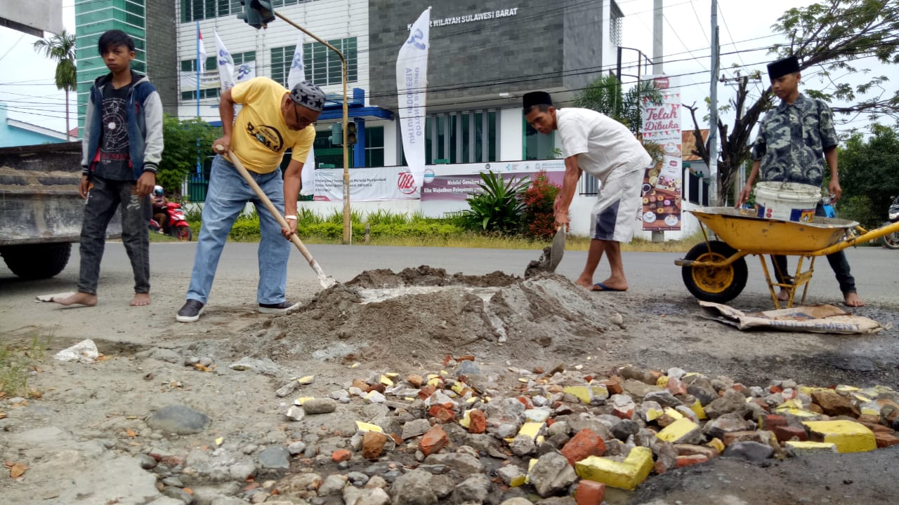 Bahrun Rasyid Tambal Jalan Berlubang Di Kota Mamuju.