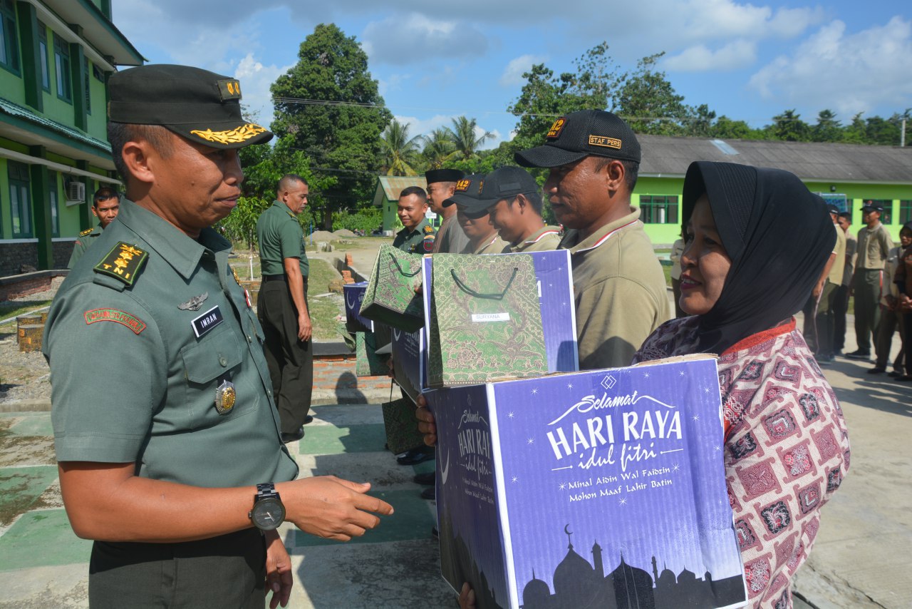 Jelang Lebaran Korem 142 Tatag Berbagi Bingkisan Sembako