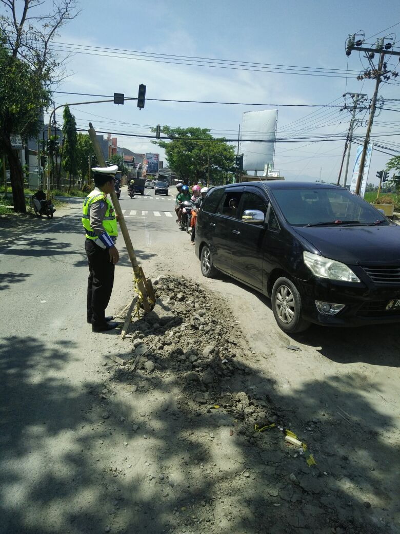 Satlantas Polres Polman dan PU, Benahi Jalan Rusak di Wonomulyo